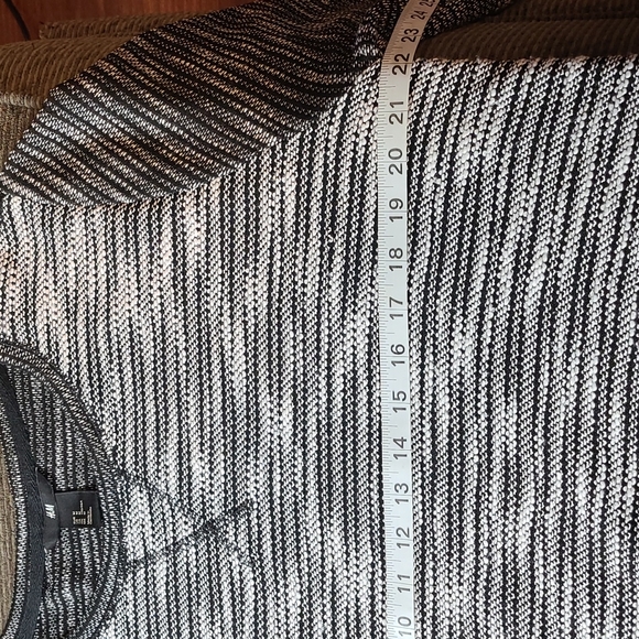 H & M Sweatshirt - Picture 10 of 13